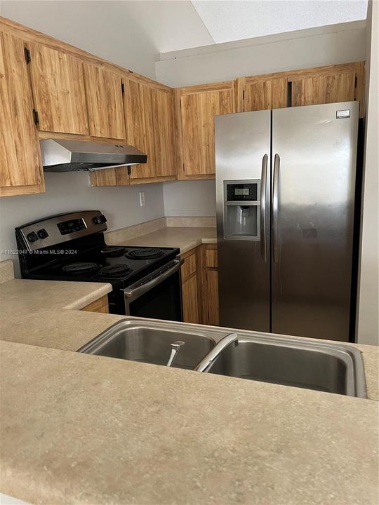 Active With Contract: $2,200 (2 beds, 1 baths, 980 Square Feet)