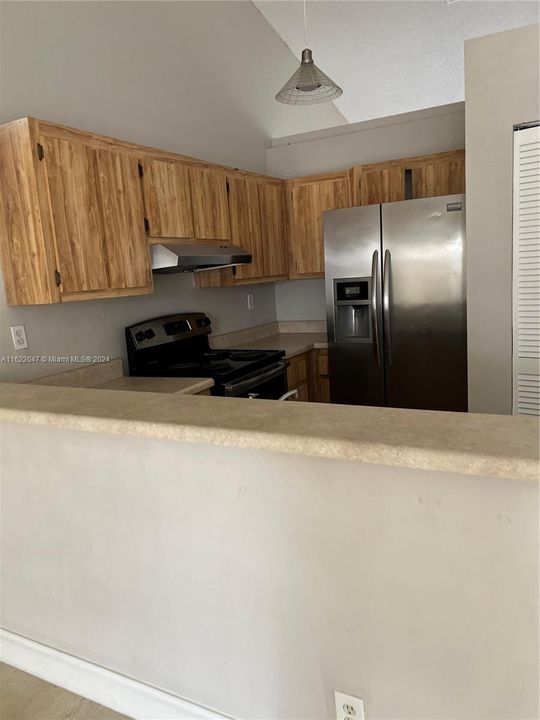 Active With Contract: $2,200 (2 beds, 1 baths, 980 Square Feet)