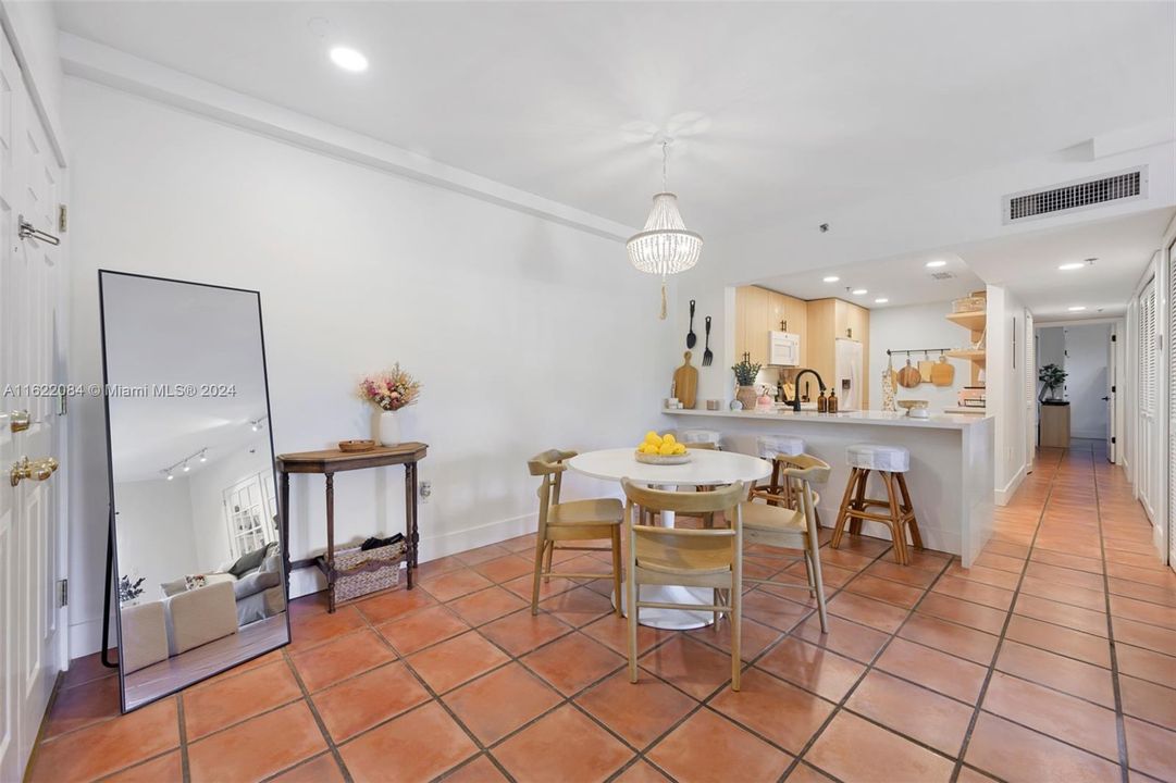 Recently Sold: $709,000 (2 beds, 2 baths, 1250 Square Feet)