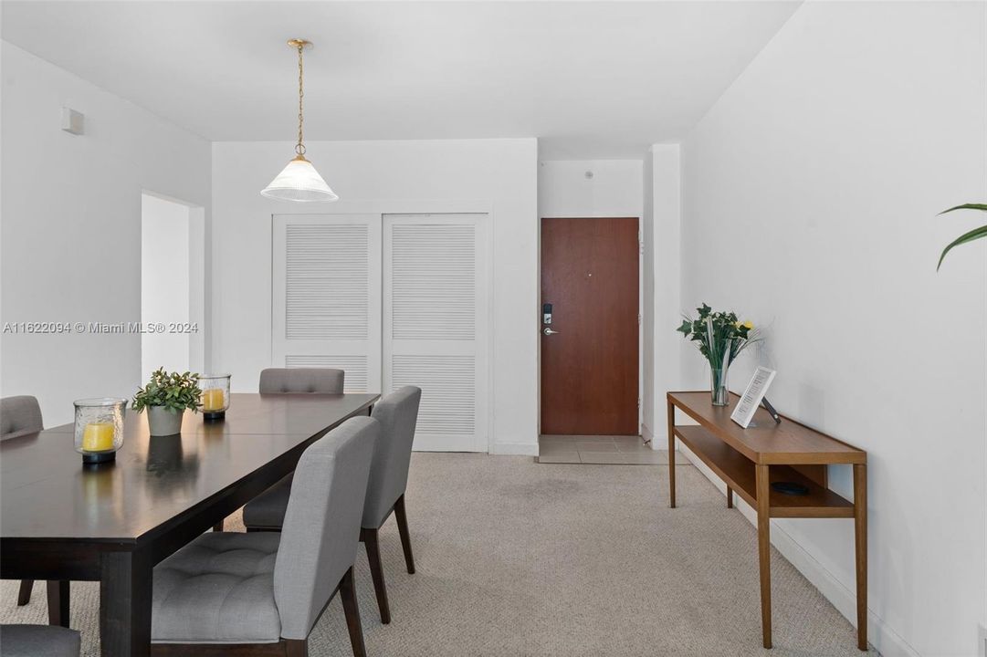 For Sale: $465,000 (1 beds, 1 baths, 905 Square Feet)