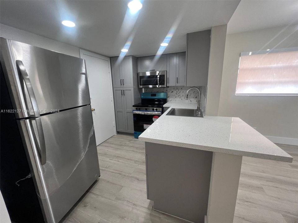 For Rent: $1,950 (1 beds, 1 baths, 670 Square Feet)