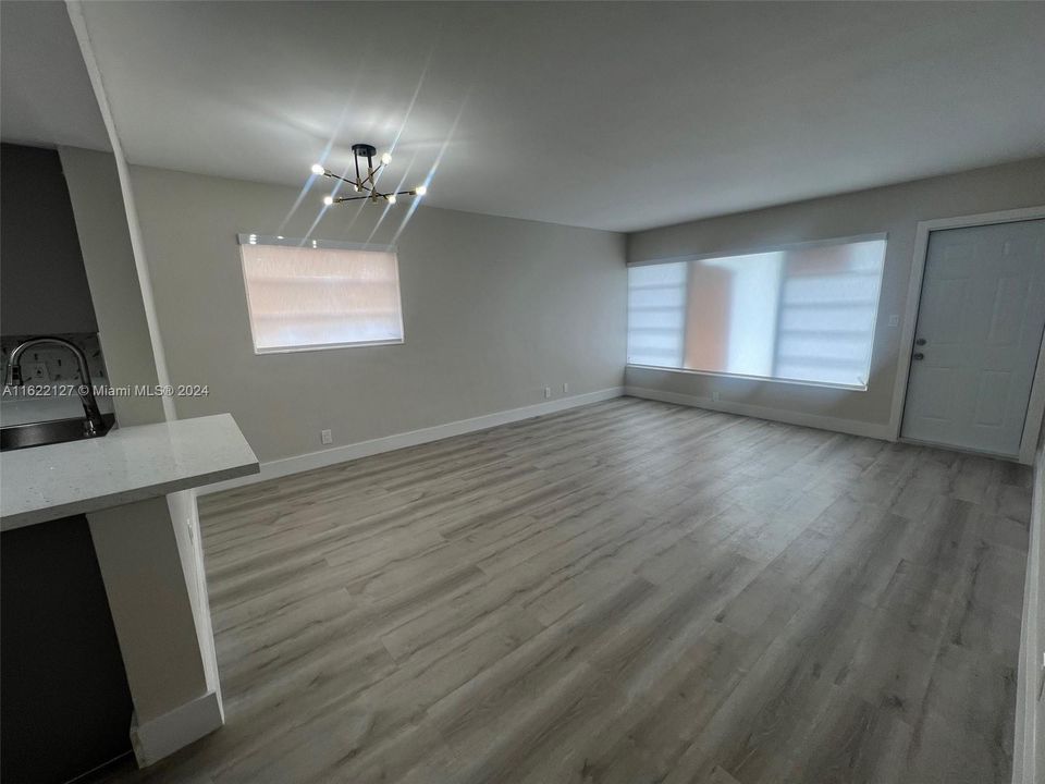 For Rent: $1,950 (1 beds, 1 baths, 670 Square Feet)
