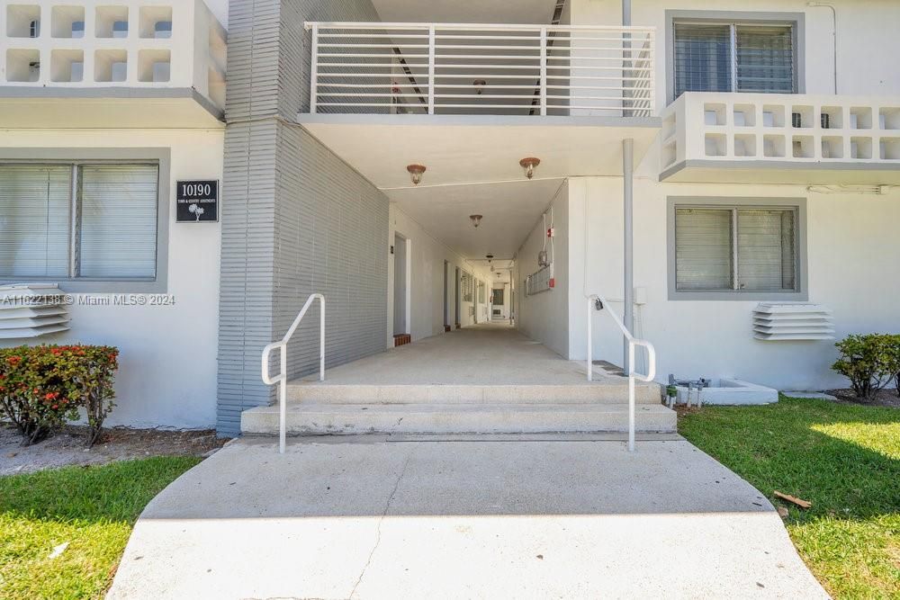 Active With Contract: $2,100 (1 beds, 1 baths, 700 Square Feet)