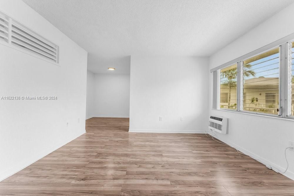 Active With Contract: $2,100 (1 beds, 1 baths, 700 Square Feet)