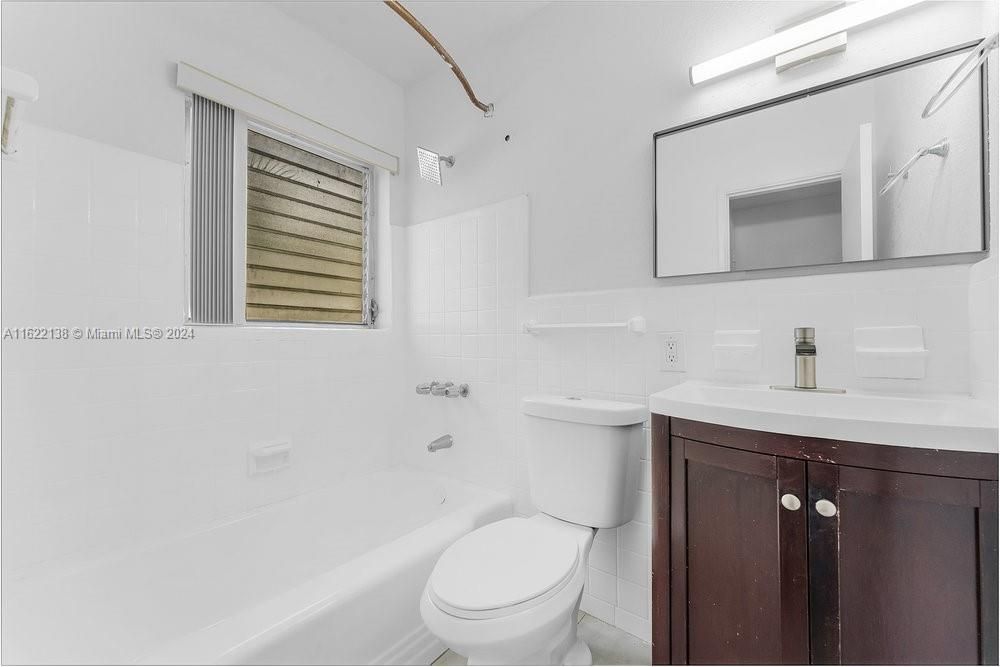 Active With Contract: $2,100 (1 beds, 1 baths, 700 Square Feet)