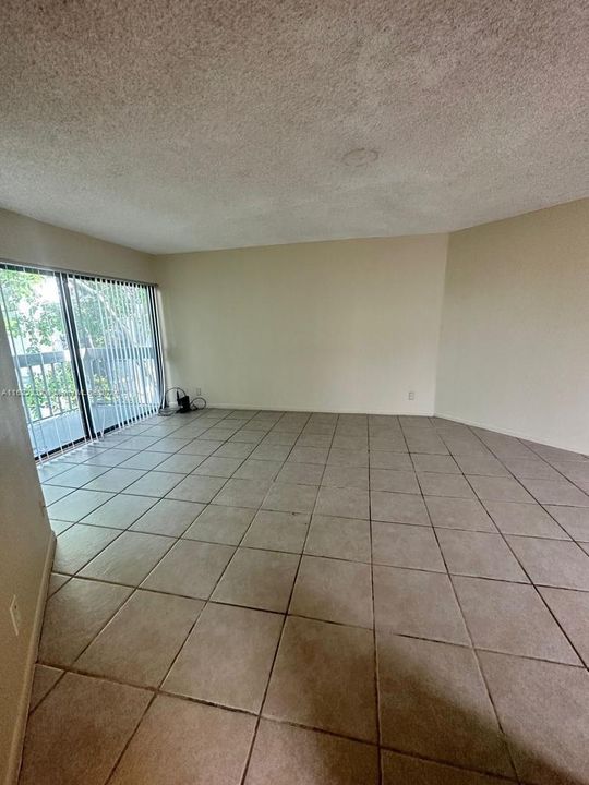 For Sale: $165,000 (1 beds, 1 baths, 775 Square Feet)