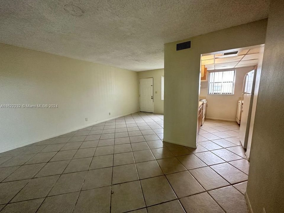 For Sale: $165,000 (1 beds, 1 baths, 775 Square Feet)