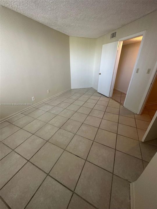 For Sale: $165,000 (1 beds, 1 baths, 775 Square Feet)