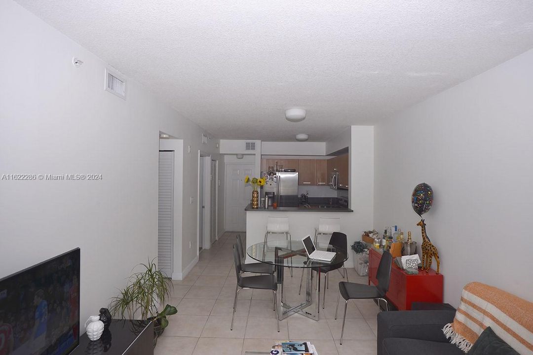 For Rent: $2,450 (2 beds, 1 baths, 1387 Square Feet)