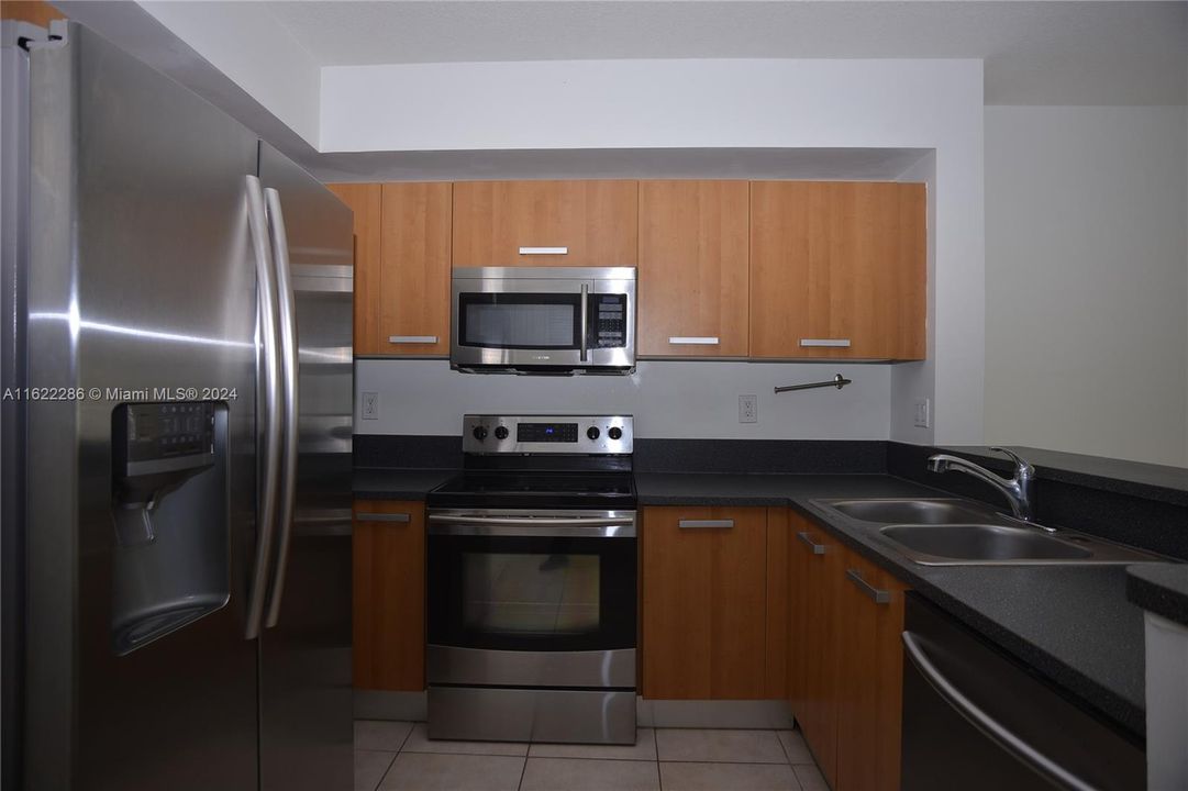 For Rent: $2,450 (2 beds, 1 baths, 1387 Square Feet)