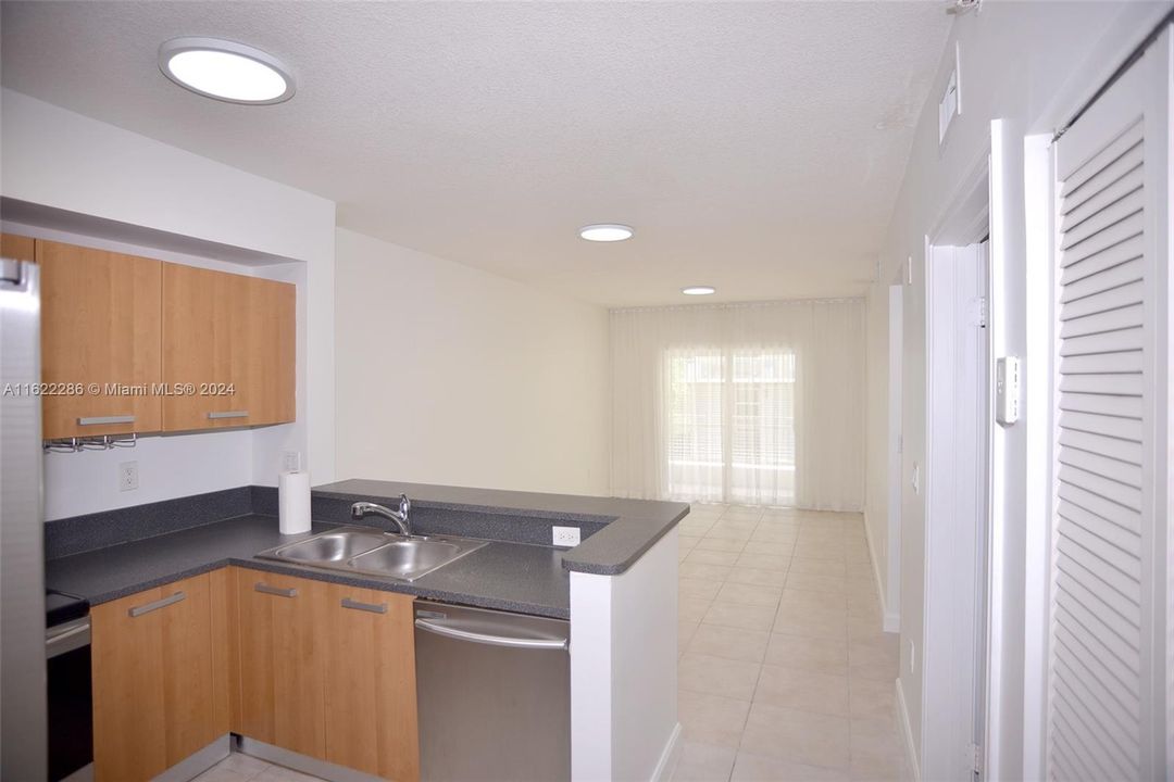 For Rent: $2,450 (2 beds, 1 baths, 1387 Square Feet)