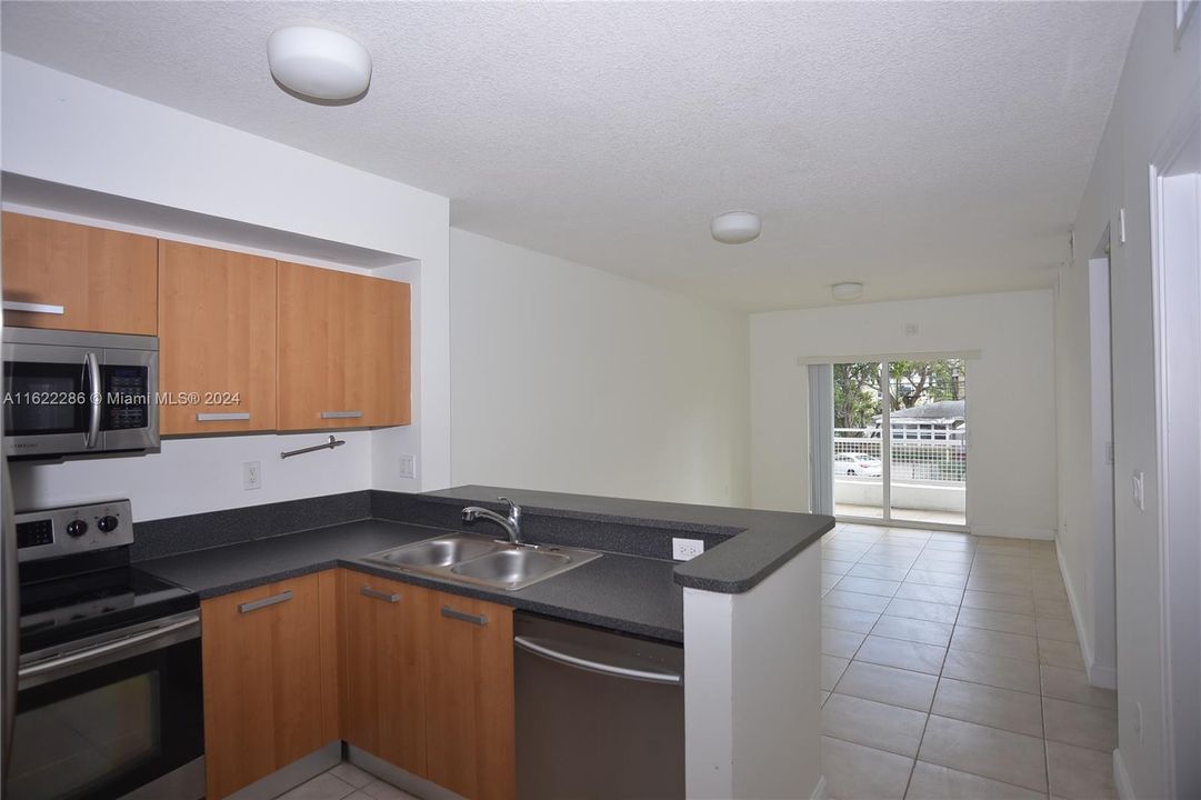 For Rent: $2,450 (2 beds, 1 baths, 1387 Square Feet)