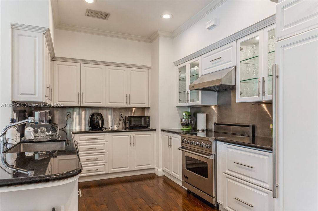 Kitchen Cabinetry and Appliances