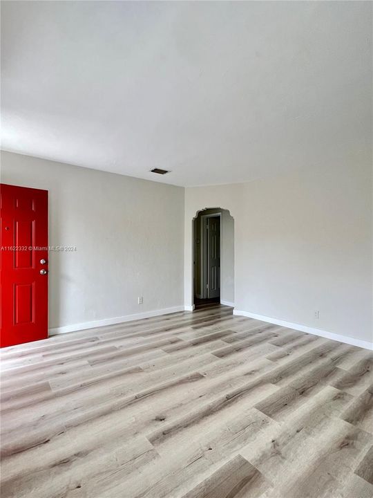 For Rent: $2,400 (2 beds, 1 baths, 720 Square Feet)