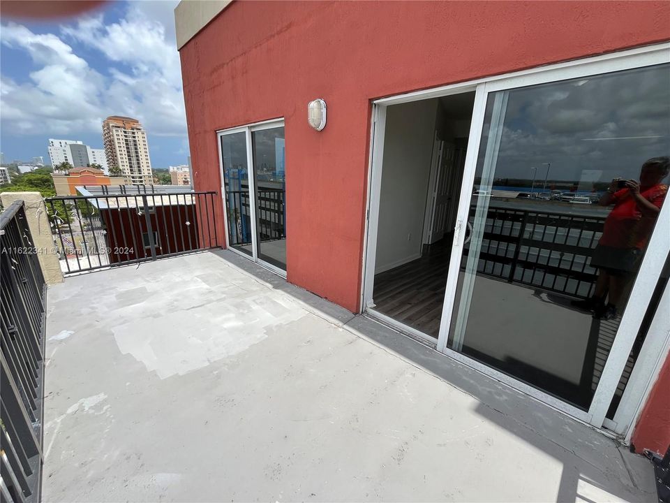 For Sale: $430,000 (2 beds, 2 baths, 827 Square Feet)