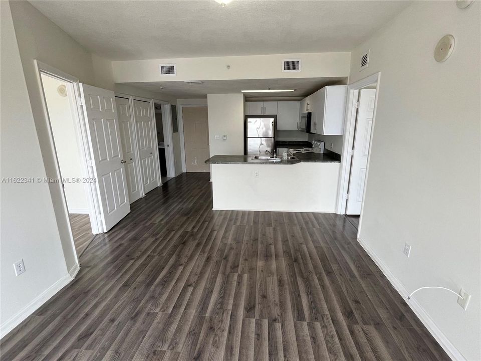 For Sale: $430,000 (2 beds, 2 baths, 827 Square Feet)