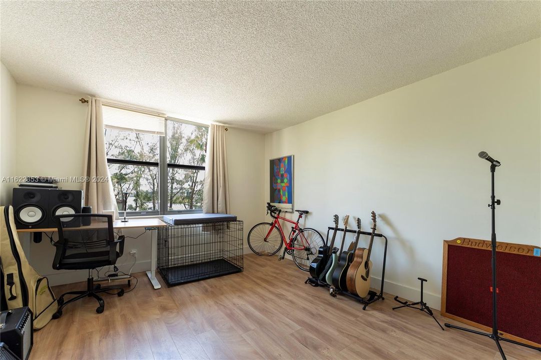 For Sale: $335,000 (2 beds, 2 baths, 1104 Square Feet)