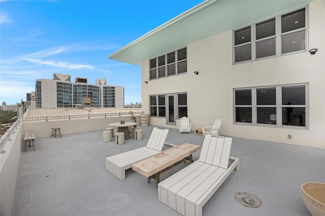 For Sale: $2,600,000 (2 beds, 3 baths, 1702 Square Feet)