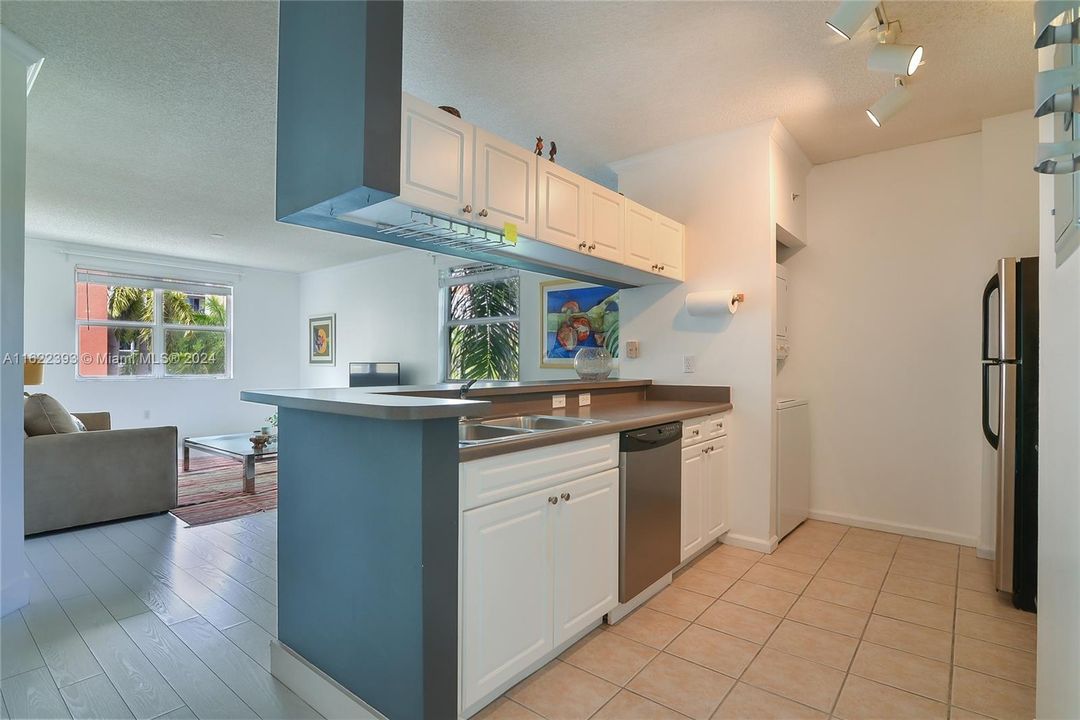 For Rent: $2,850 (2 beds, 2 baths, 934 Square Feet)