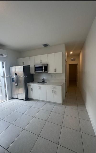 Active With Contract: $1,700 (1 beds, 1 baths, 500 Square Feet)