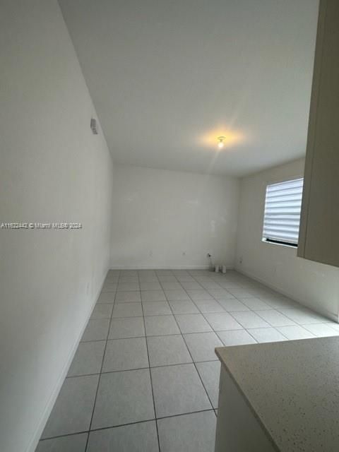 Active With Contract: $1,700 (1 beds, 1 baths, 500 Square Feet)