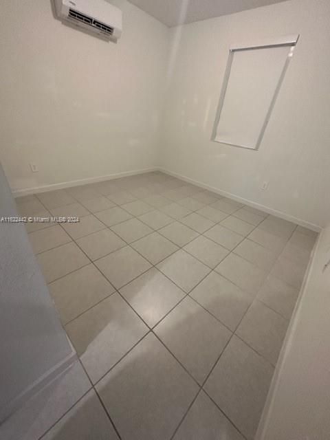 Active With Contract: $1,700 (1 beds, 1 baths, 500 Square Feet)