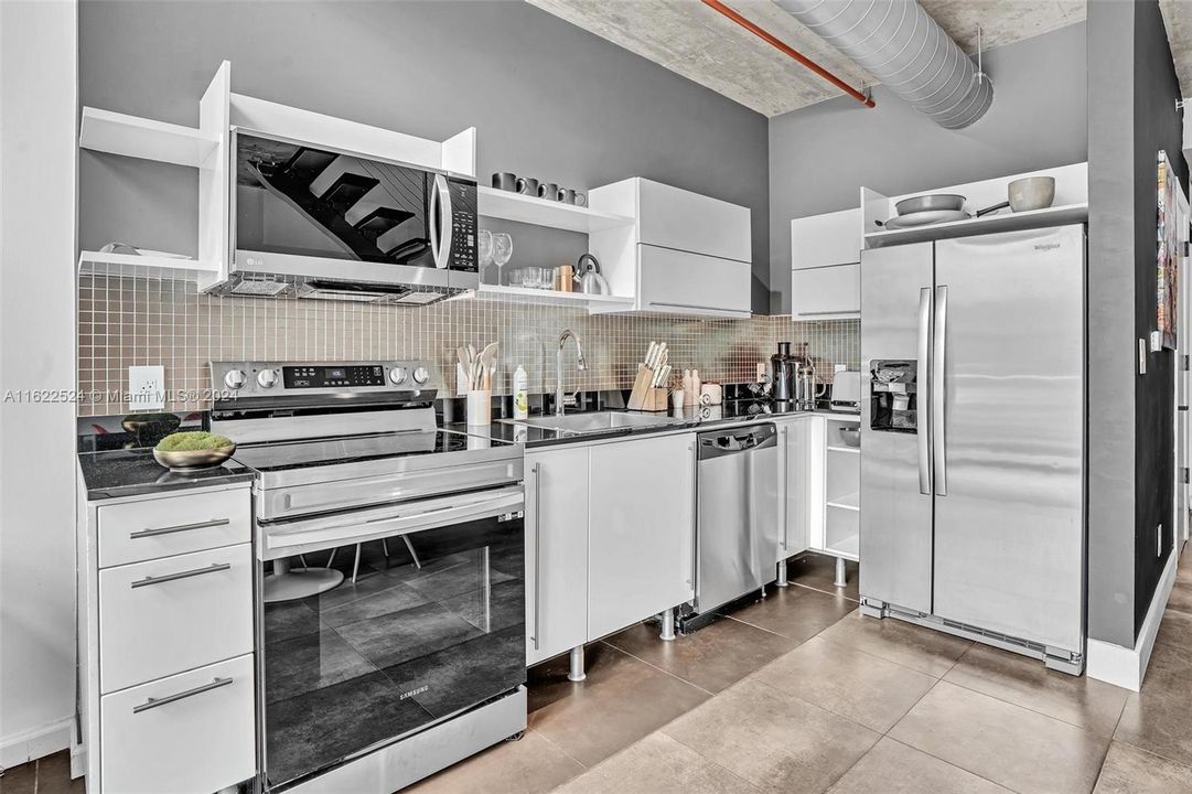 For Sale: $485,000 (1 beds, 1 baths, 795 Square Feet)