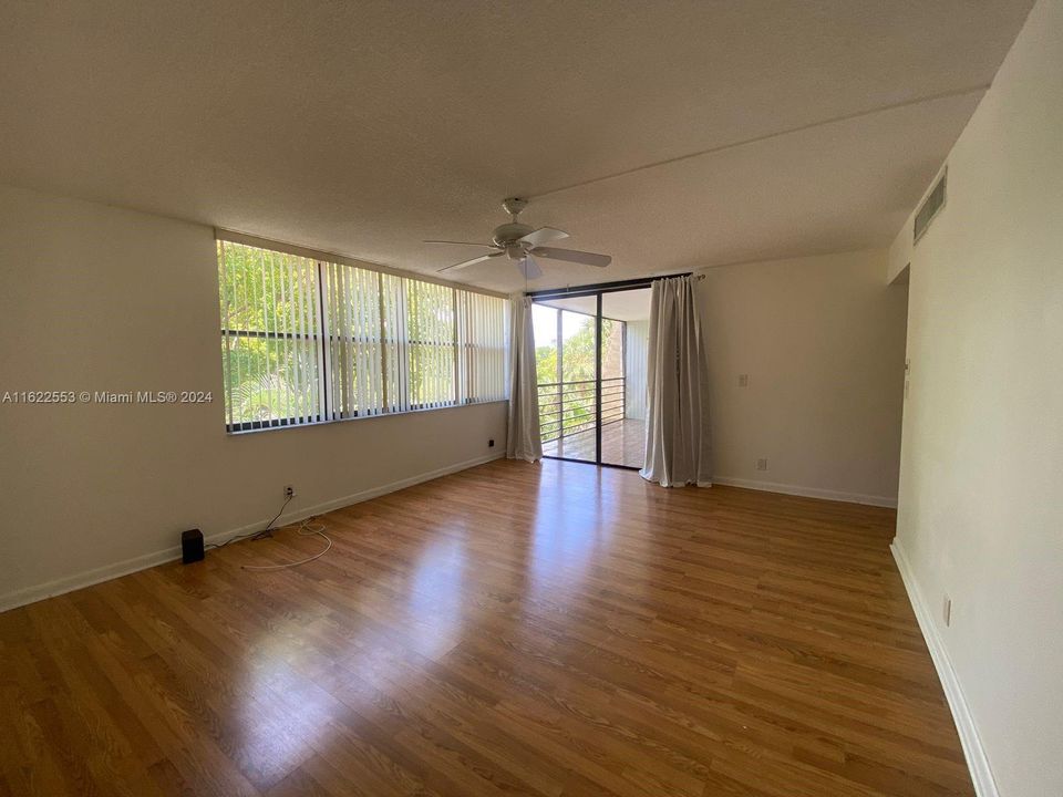 Recently Rented: $2,900 (3 beds, 2 baths, 1380 Square Feet)