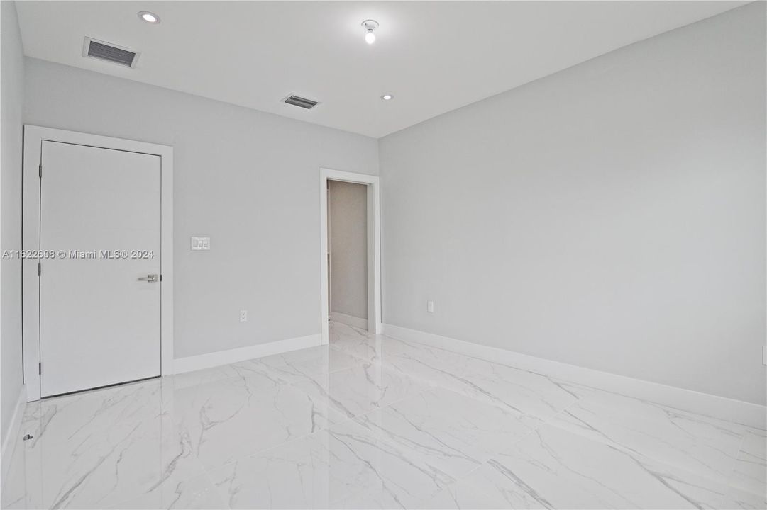 Guest bedroom on the 1st floor