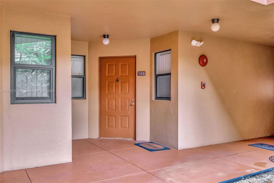 For Sale: $299,999 (2 beds, 1 baths, 850 Square Feet)