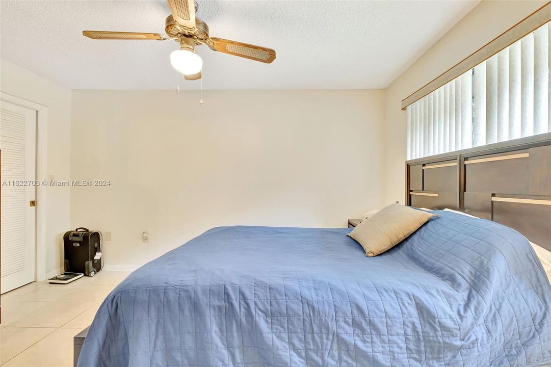 For Sale: $299,999 (2 beds, 1 baths, 850 Square Feet)