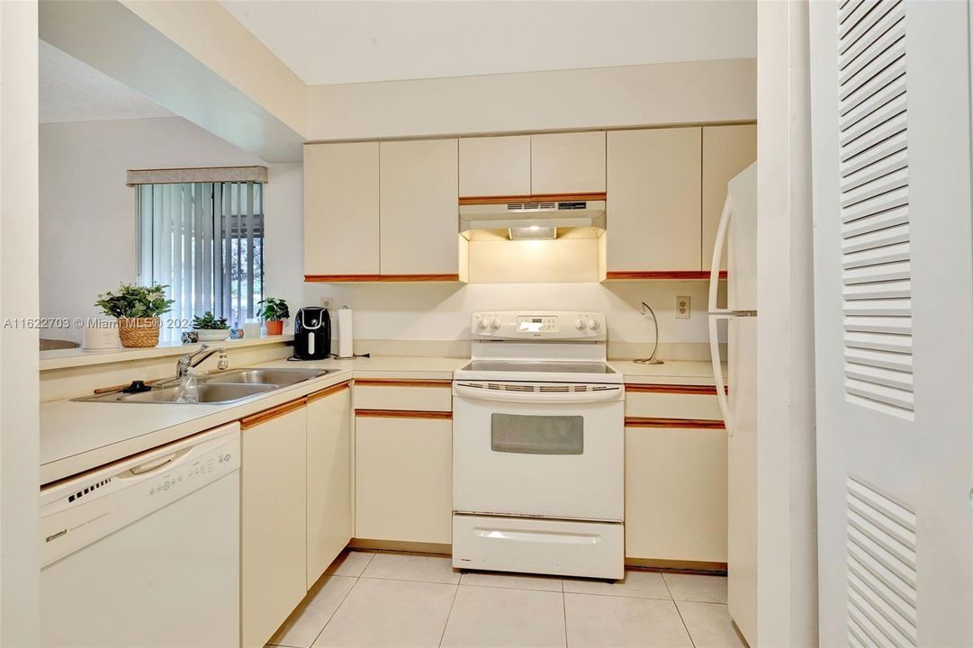 For Sale: $299,999 (2 beds, 1 baths, 850 Square Feet)