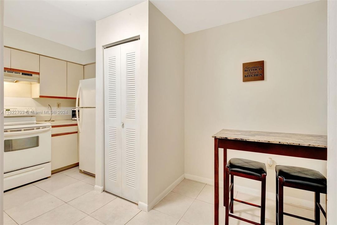 For Sale: $299,999 (2 beds, 1 baths, 850 Square Feet)