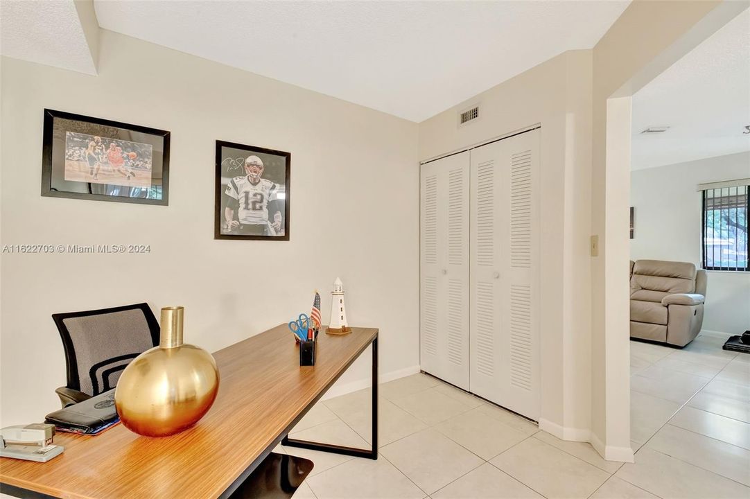 For Sale: $299,999 (2 beds, 1 baths, 850 Square Feet)