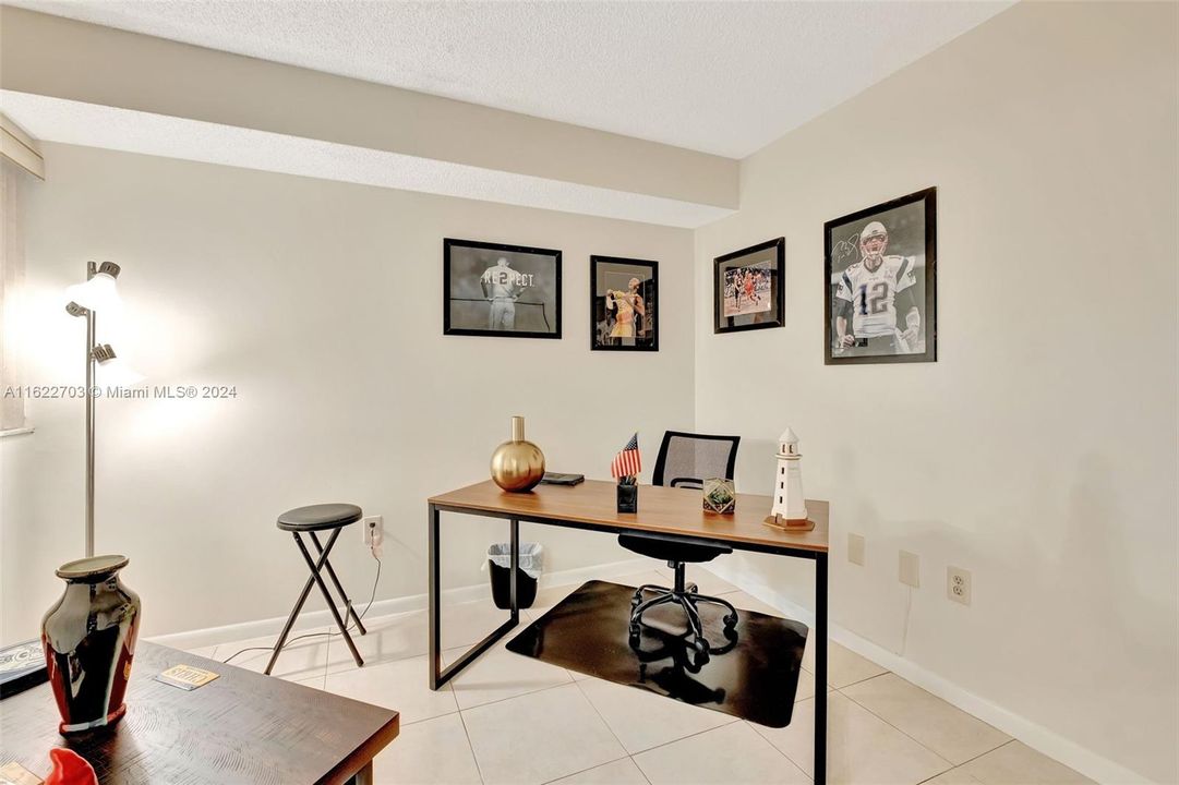 For Sale: $299,999 (2 beds, 1 baths, 850 Square Feet)