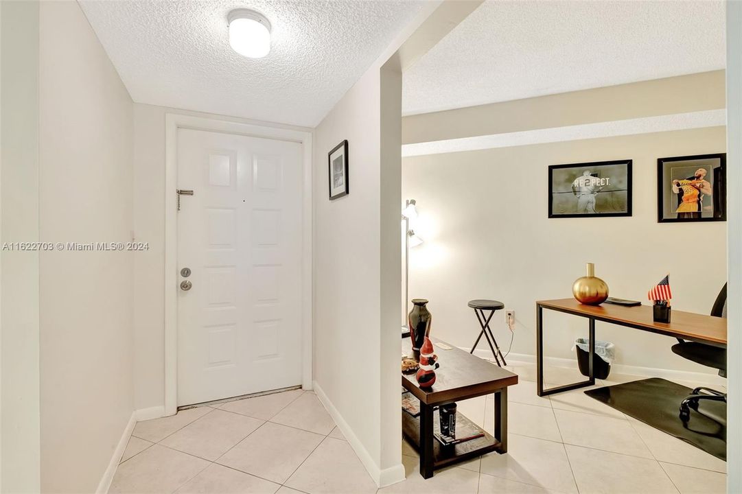 For Sale: $299,999 (2 beds, 1 baths, 850 Square Feet)