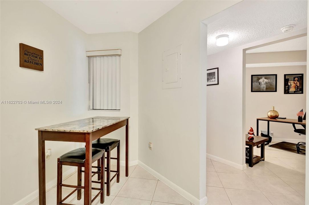 For Sale: $299,999 (2 beds, 1 baths, 850 Square Feet)