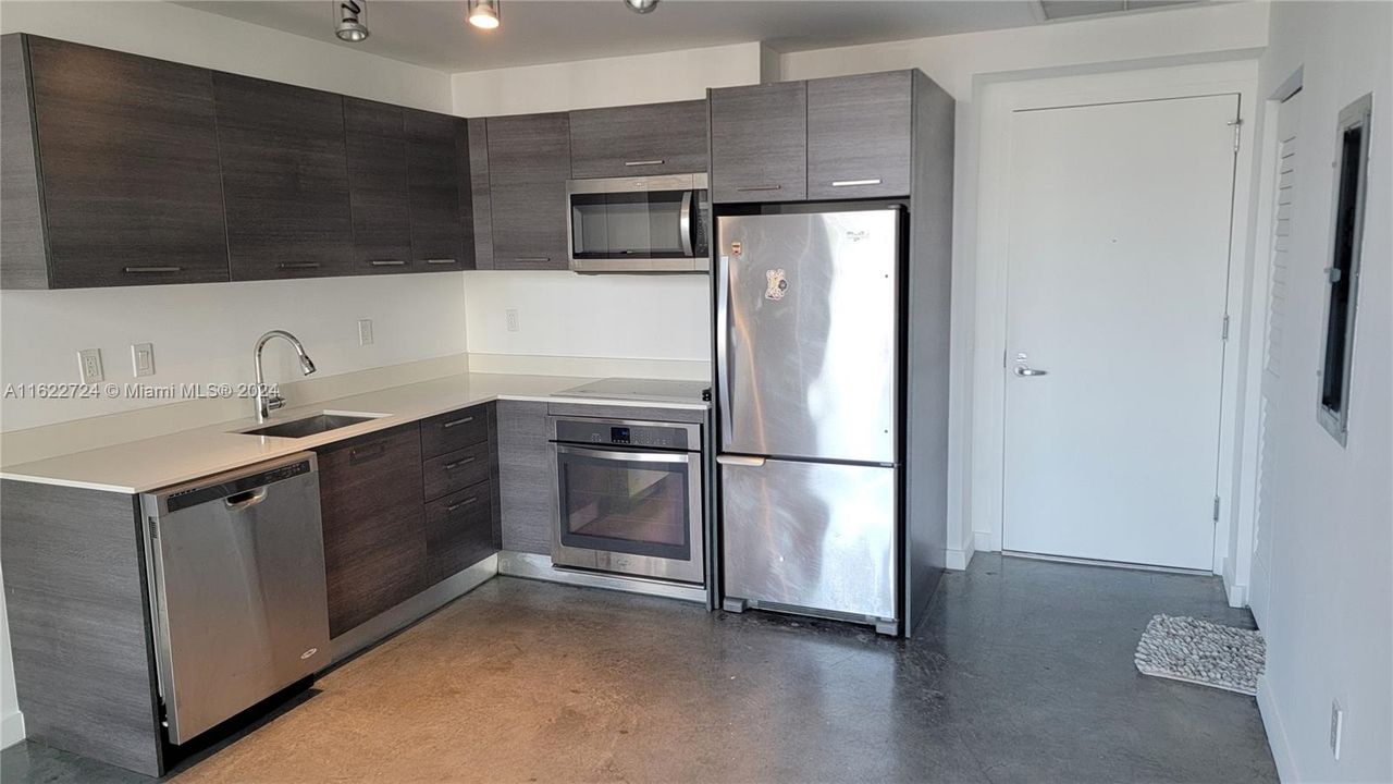 Active With Contract: $349,000 (1 beds, 1 baths, 533 Square Feet)