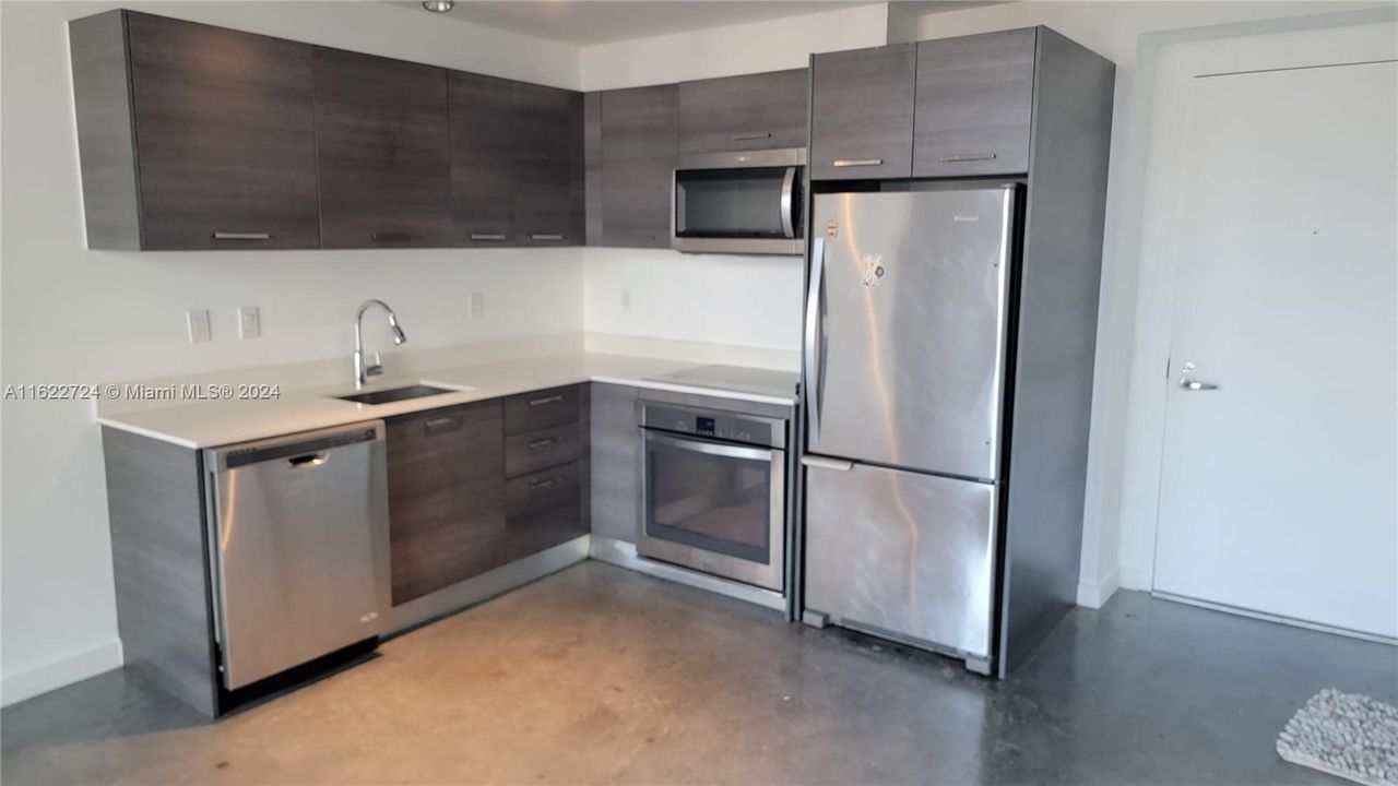 Active With Contract: $349,000 (1 beds, 1 baths, 533 Square Feet)