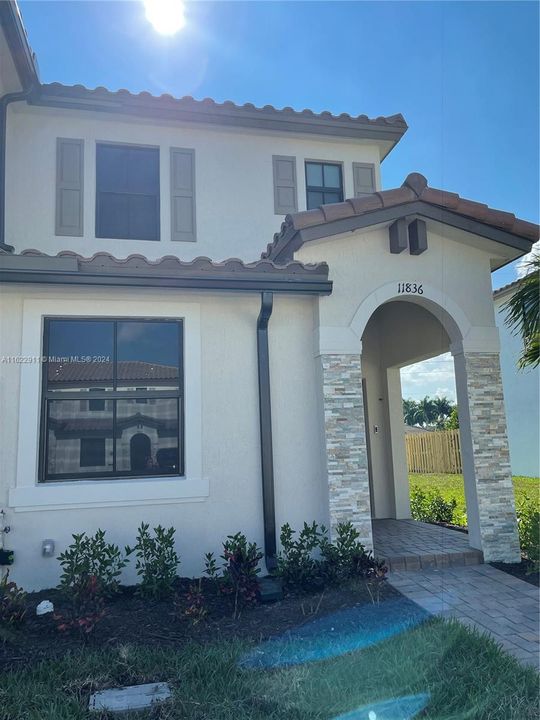 Active With Contract: $2,700 (3 beds, 3 baths, 1328 Square Feet)