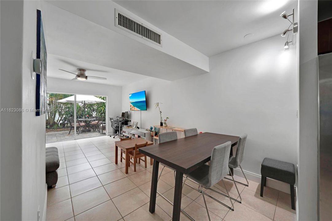 Vendido Recientemente: $289,000 (2 camas, 1 baños, 1000 Pies cuadrados)