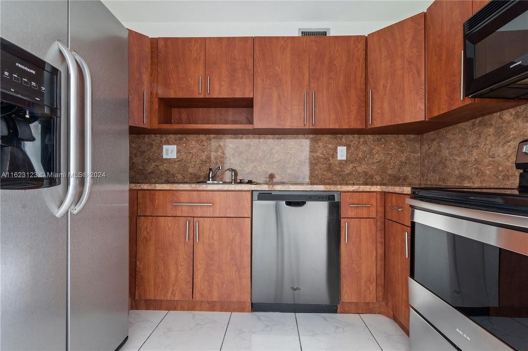 Active With Contract: $1,900 (1 beds, 1 baths, 765 Square Feet)