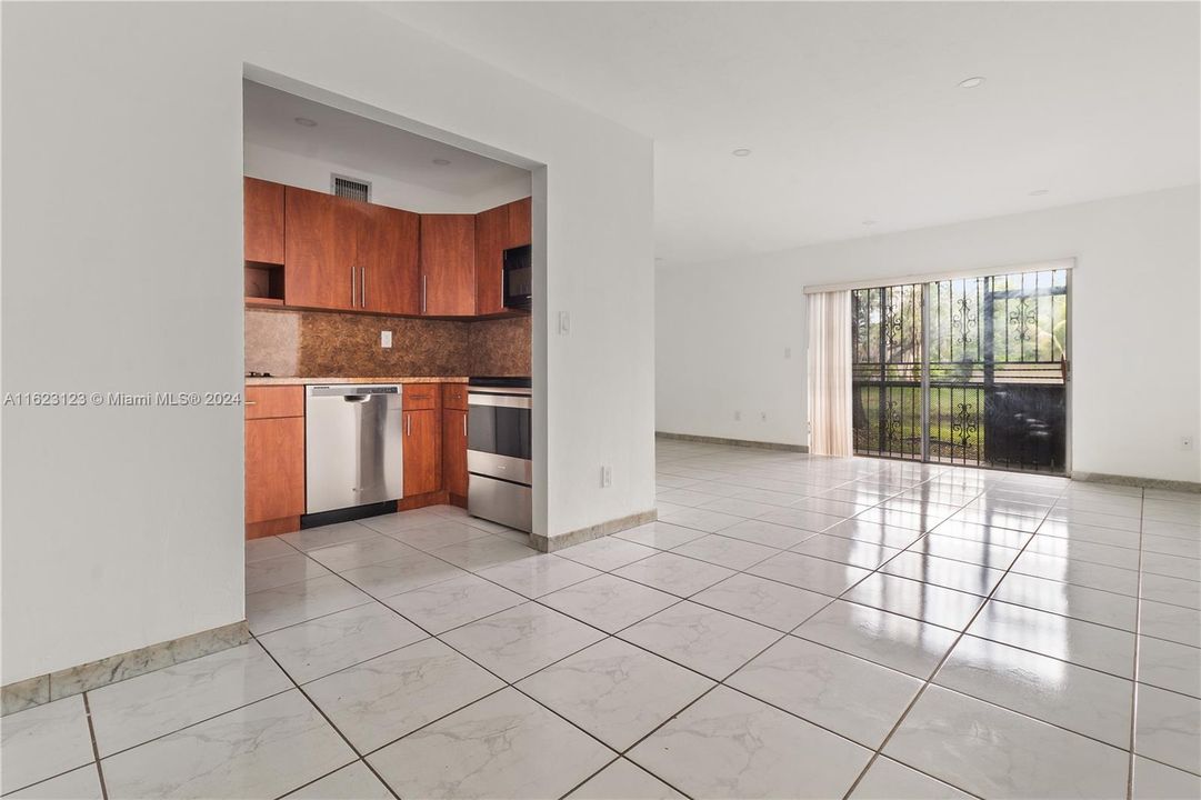 Active With Contract: $1,900 (1 beds, 1 baths, 765 Square Feet)