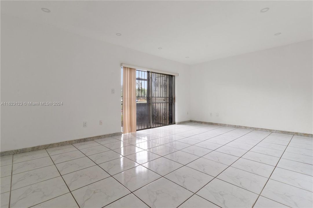 Active With Contract: $1,900 (1 beds, 1 baths, 765 Square Feet)