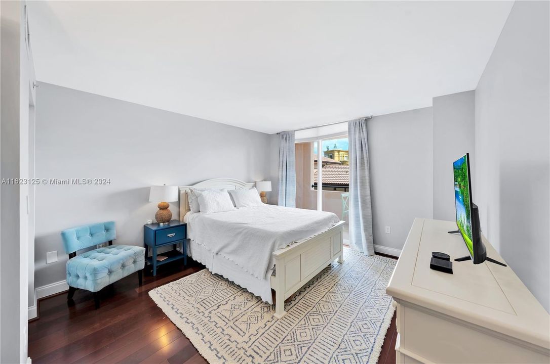 For Sale: $1,059,000 (2 beds, 2 baths, 1180 Square Feet)