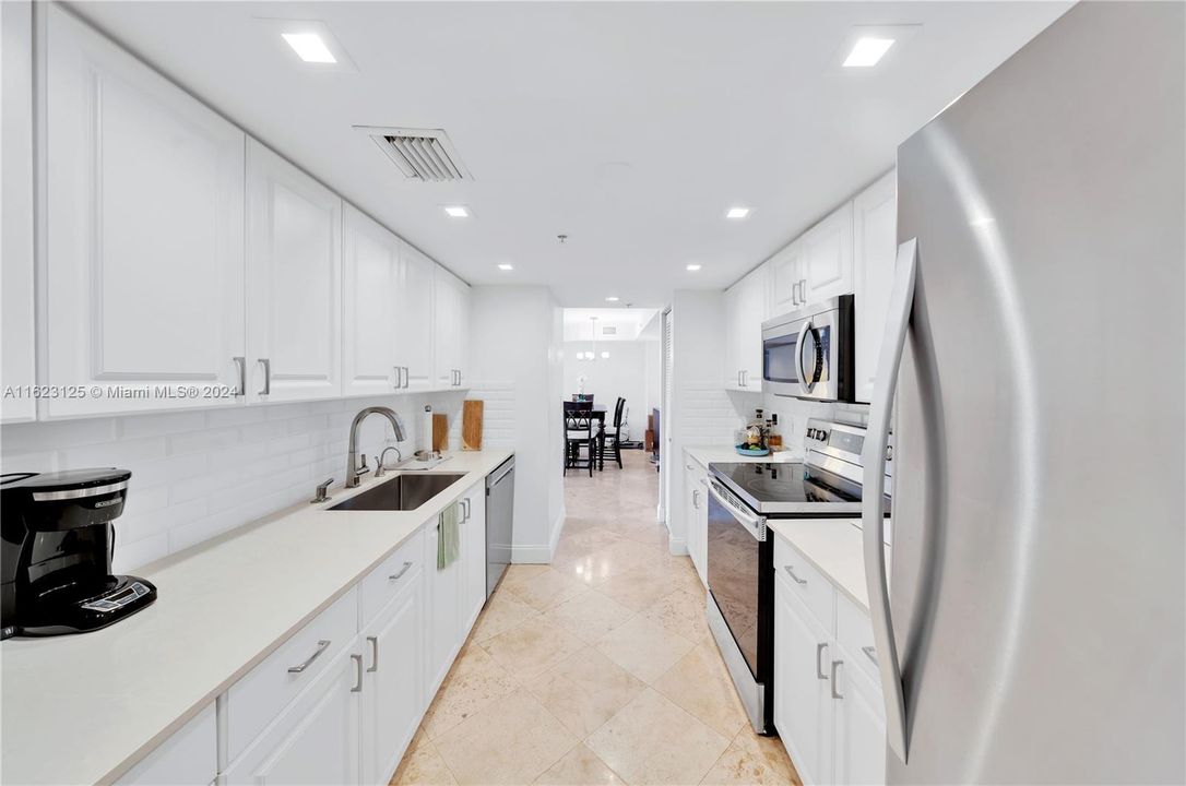 For Sale: $1,059,000 (2 beds, 2 baths, 1180 Square Feet)