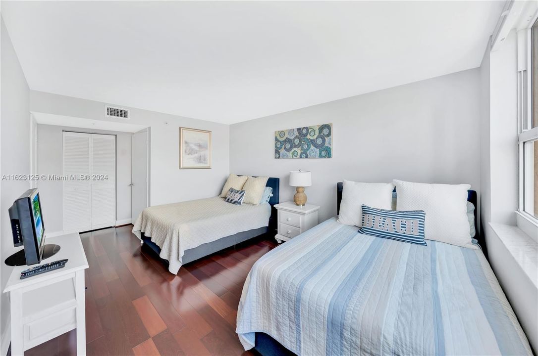 For Sale: $1,059,000 (2 beds, 2 baths, 1180 Square Feet)