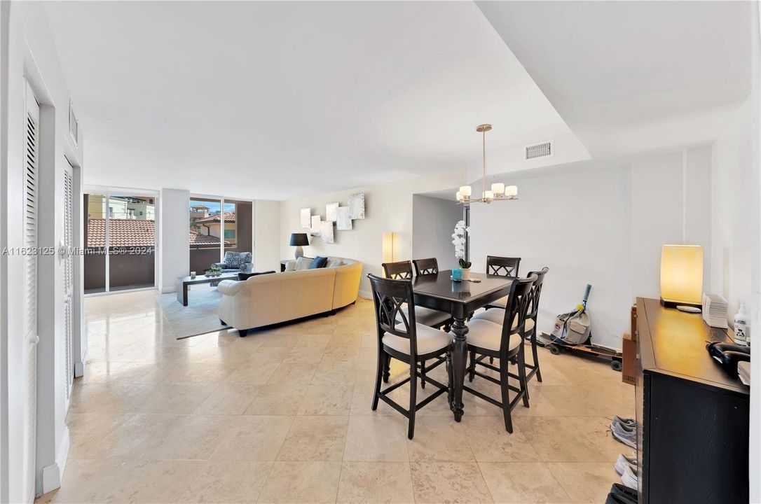 For Sale: $1,059,000 (2 beds, 2 baths, 1180 Square Feet)