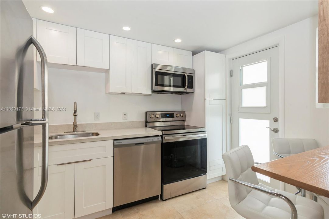 Active With Contract: $3,950 (2 beds, 1 baths, 725 Square Feet)