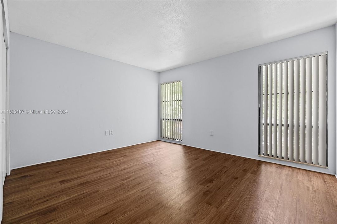 For Sale: $85,000 (1 beds, 1 baths, 876 Square Feet)